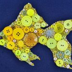 Рыбка из жёлтых пуговок