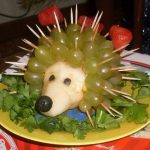 Ёжик из винограда