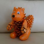 Белка из шишек своими руками