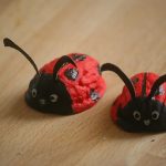 Божьи коровки из скорлупы
