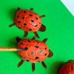 Божьи коровки из скорлупы грецких орехов