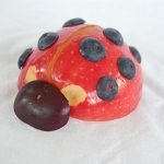 Божья коровка из яблок