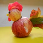 Делаем петушка из яблок