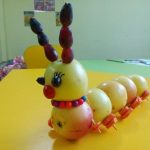 Гусеница из яблок поделка