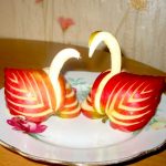 Лебеди из яблок