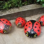 Божьи коровки из гладких камней