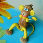 Обезьянка из пластилина и жёлудей