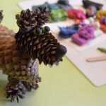 Собачка из шишек