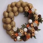 Венок из грецких орехов