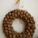 Венок из грецких орехов своими руками