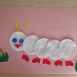 Весёлая гусеница из ватных дисков