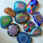 Разноцветные обереги из гладких камней