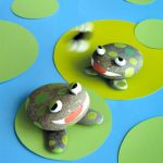 Лягушки из камней