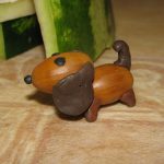 Собака из жёлудей