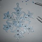 Красивая снежинка из пластика