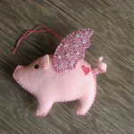 Свинья-подвеска из фетра