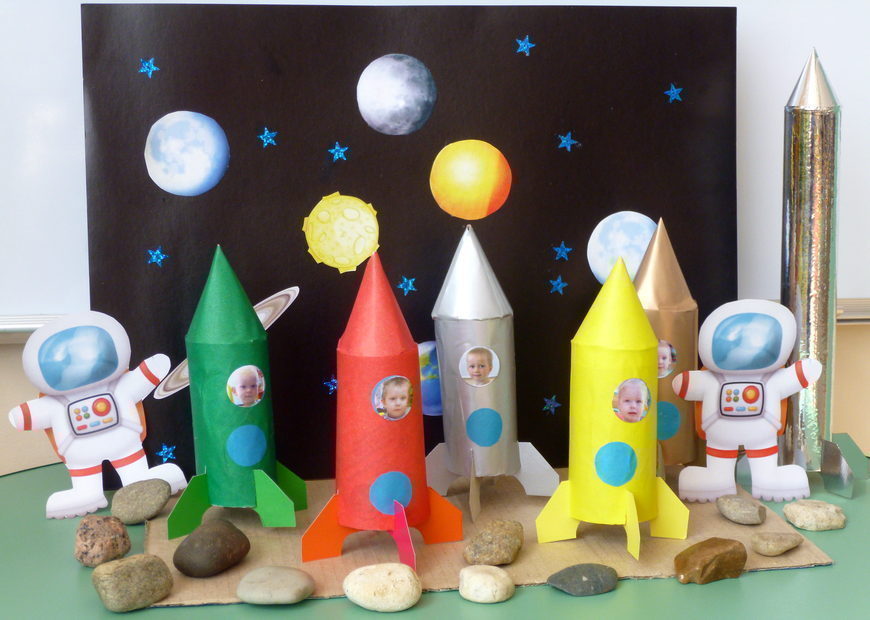 Поделки день космонавтики в детском саду старшая. Поделки на тему космос. Поделка ко Дню космонавтики. Поделка ко Дню космонавтики в детский сад.