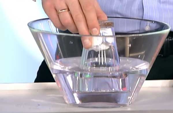 Эксперимент воздух в стакане. Опыт со стаканом и водой. Эксперимент с стаканом и водой. Опыт вода в перевернутом стакане. Опыт перевернутый стакан.